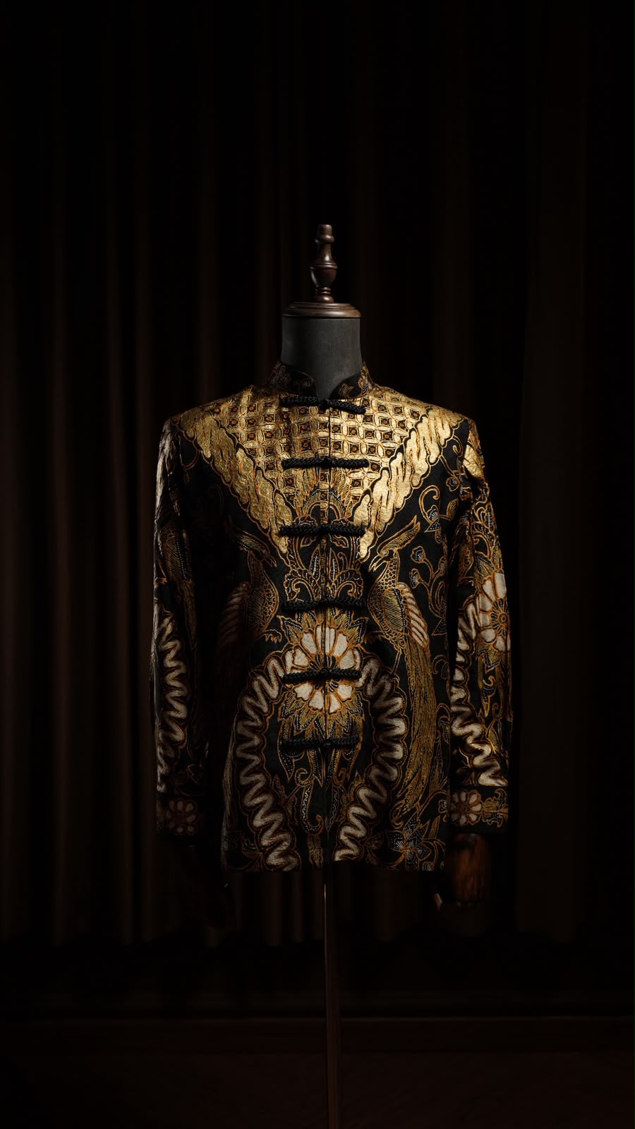 Merak Emas Jacket — Jas batik tulis kerah shanghai dengan prambon emas dan motif merak, tampak depan