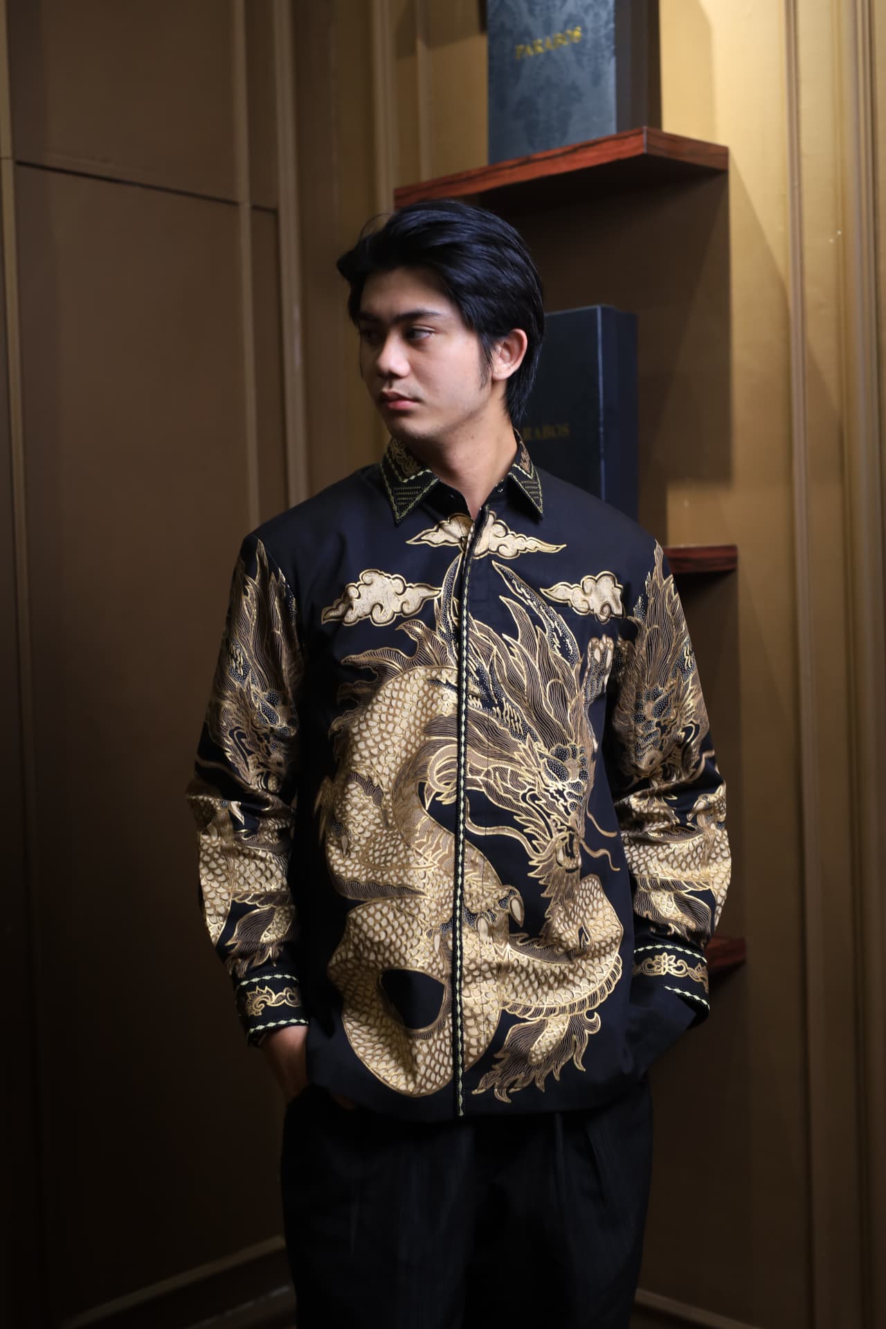 Kemeja Naga Prada — Kemeja batik tulis hitam lengan panjang bermotif naga prada emas dikenakan model