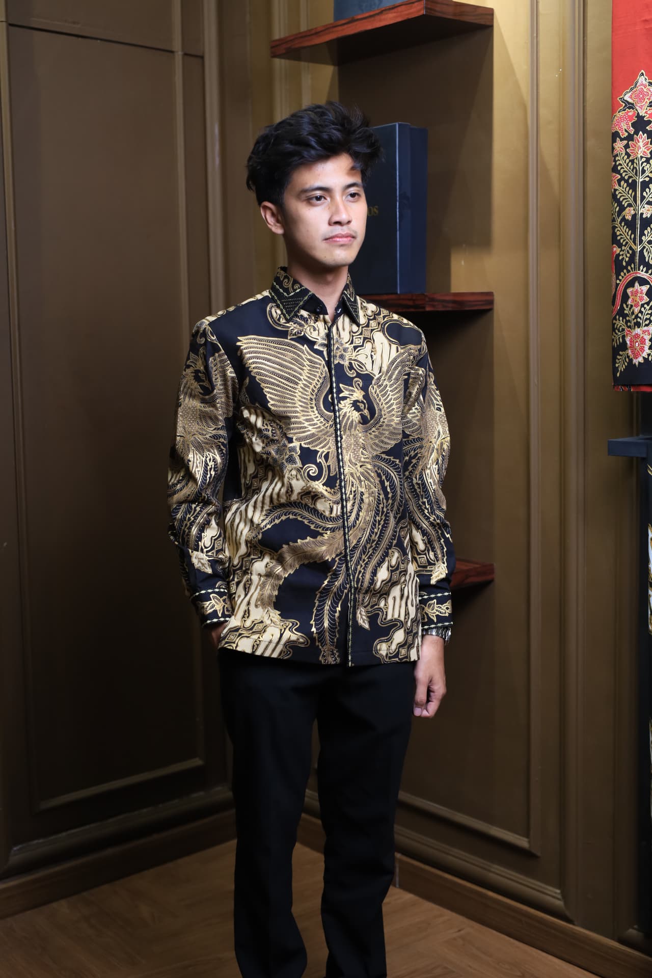 Kemeja Hong Prada — Kemeja batik tulis hitam lengan panjang bermotif burung phoenix prada emas dikenakan model