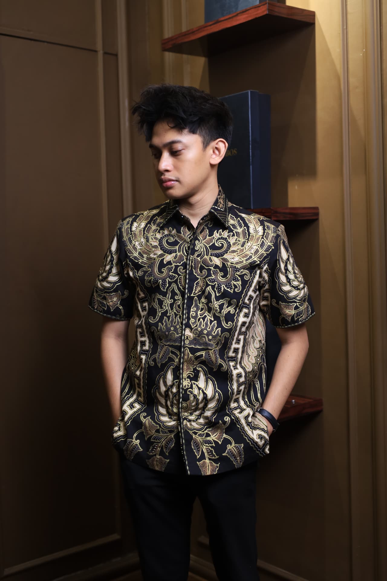 Hem Gurdo Prada — Hem batik tulis hitam lengan pendek bermotif gurdo dan sulur prada emas dikenakan model