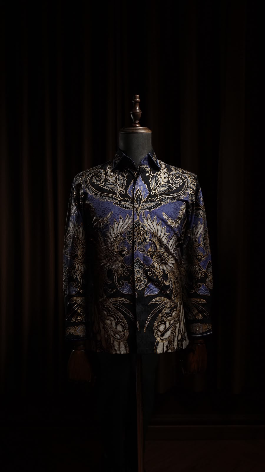 Indigo Phoenix Shirt — Kemeja batik tulis biru indigo bermotif sayap garuda dan sulur emas, tampak depan